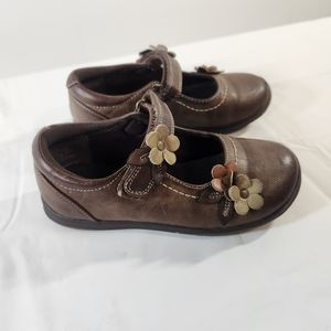 Brown Mary Jane's with flower accent by Rachael shoes. SZ 10